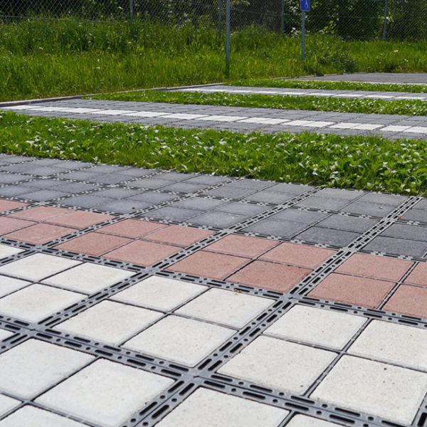 Plastová drenážní dlažba ECORASTER BLOXX - parkoviště v kombinaci se zatravňovací dlažbou ECORASTER E50