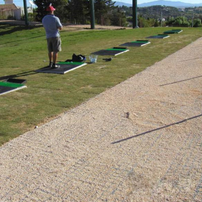 Plastová zatrávňovací dlažba ECORASTER S50 - golfová cesta pro pohyb lehkých vozidel.