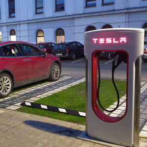 Plastové zatravňovací tvárnice ECORASTER E50 v kombinaci s ECORASTER BLOXX- realizace Tesla charger Lovosice