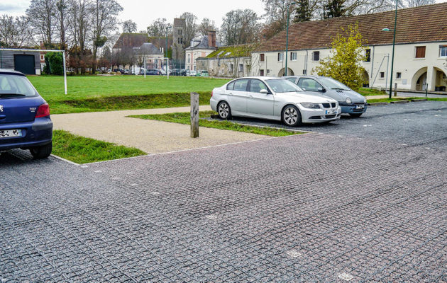 Veřejné parkoviště s plastovou zatrávňovací dlažbou ECORASTER