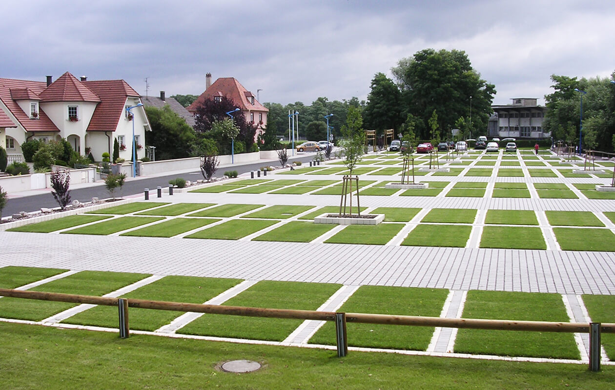 ECORASTER- trávník v plastové dlažbě, realizace 2008