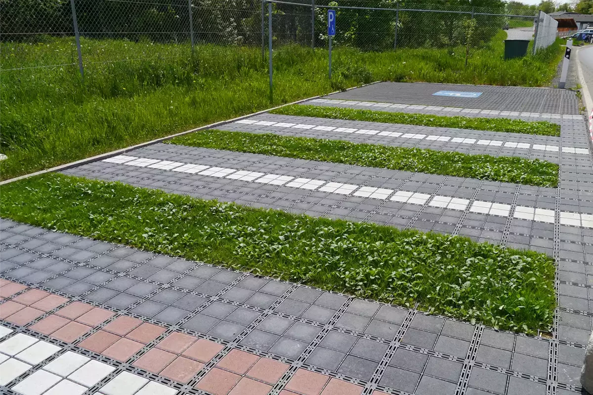 Firemní parkoviště v kombinaci ECORASTER BLOXX a E50