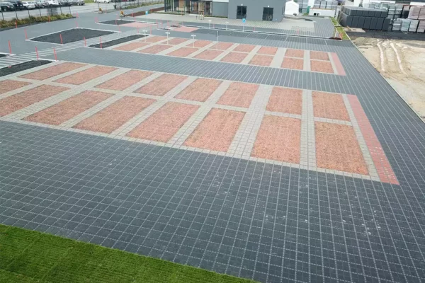 Firemní parkoviště v kombinaci ECORASTER BLOXX a E50