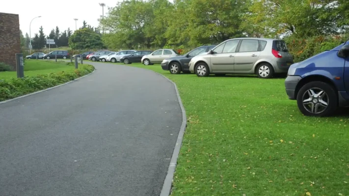 Zatravňovací dlažba ECORASTER – zelené parkovací stání s automobilem